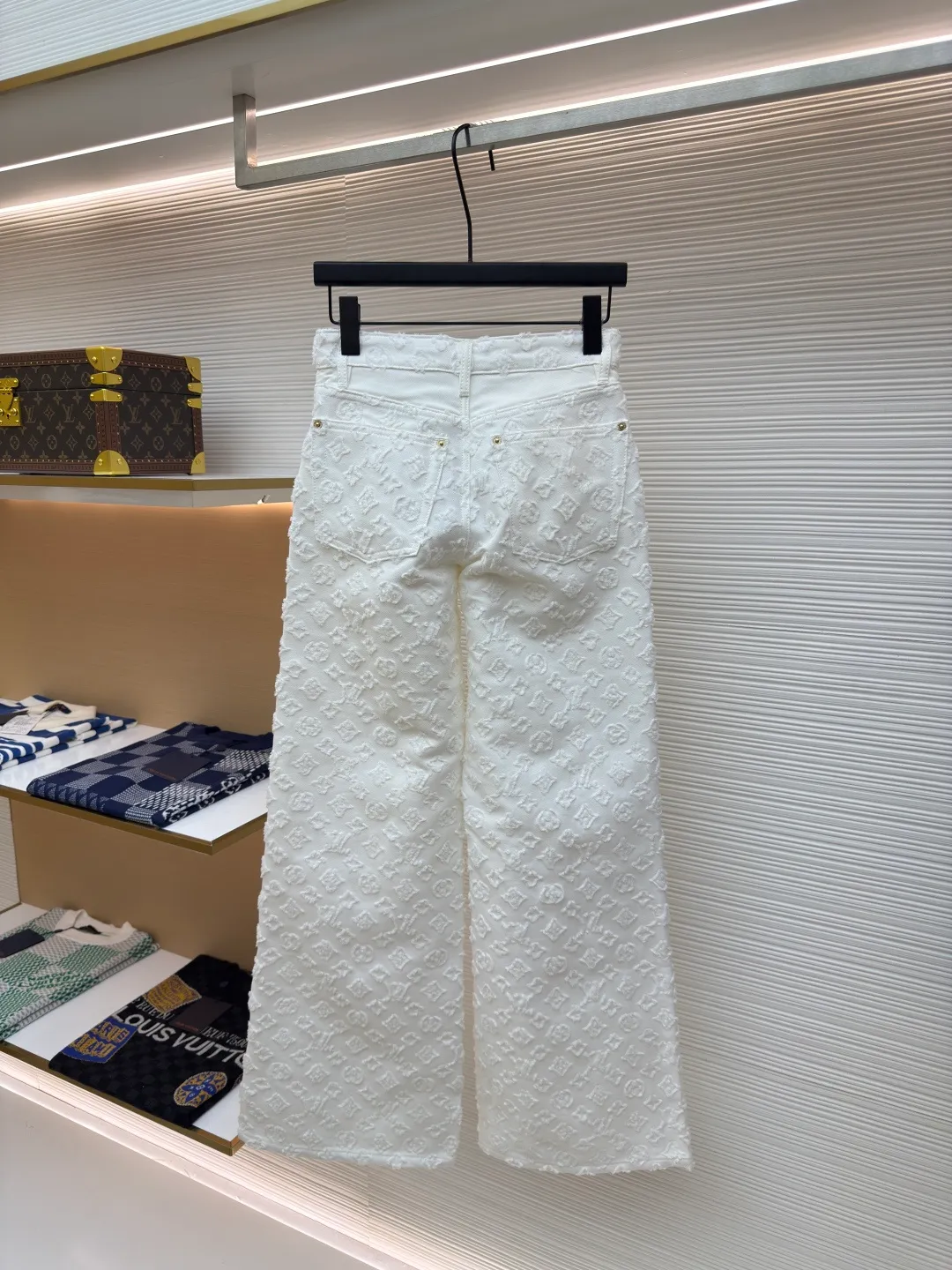 LOUIS VUITTON presbyopic three-dimensional embossed jacquard jeans ●Authentic product: purchased and developed by 185516 ●Item number: 1680238-B35 ●Material: denim fabric ●Technology: embossed jacquard production ●Version: fitted version ●Weight: about 615 grams ●Size: 34-36-38 ●Description: The presbyopia three-dimensional relief jacquard cost 18,500 to purchase and develop, using 100% cotton imported yarn and the classic presbyopia embossing process. The three-dimensional relief has an outstanding texture. The fabric is crisp and stylish. The high-waisted straight version makes the upper body slimmer and the legs longer. It looks good with or without matching. The details of the workmanship are all in place! To truly achieve the ultimate in luxury, all fabrics, accessories, and hardware are exclusively custom molded and produced in high quality! The overall wiring is straight and delicate, the fabric is comfortable and soft, and the color is consistent without color difference. It can be matched with the same style to create a fashionable look and control various occasions. Customized accessories, complete with three standards, same style for men and women!